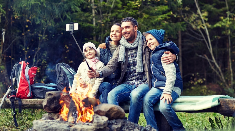 Campen ist für viele ein echtes Abenteuer in der Natur und obendrein gut für das Klima. Mit einem Aufenthalt im Zelt oder im Caravan verbraucht man vor allem deutlicher weniger Strom und Heizenergie als bei einem Aufenthalt in einem Hotel. Auch bei der Wahl des Campingplatzes im Jura spielt der Umweltschutz eine nicht unerhebliche Rolle.(#03)