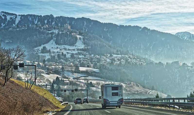 Landschaftlich ist das Jura von großen Waldflächen und offenen Weiden geprägt. Eingebettet in den Höhenzügen befinden sich außerdem malerische Seen und Wasserfälle sowie authentische Dörfer. Das Jura hat sich vor allem als Urlaubsregion für Aktive und Familien mit Kindern einen Namen gemacht.(#01)