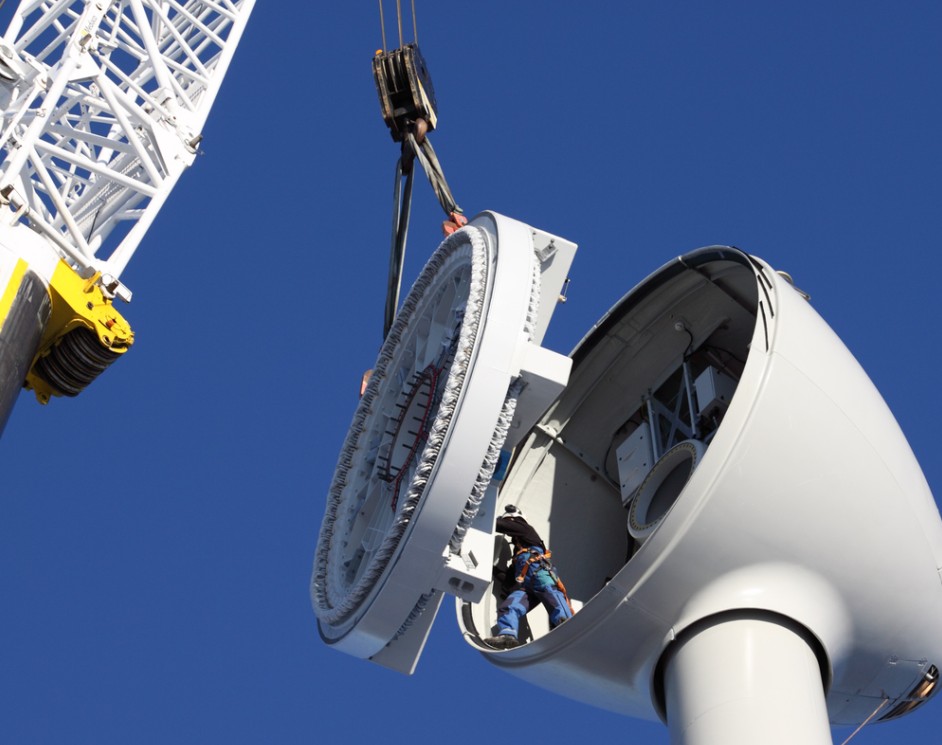 Repowering ist nicht erst mit dem Energieeinspeisegesetz für den wirtschaftlich wie nachhaltig denkenden Betreiber eine Notwendigkeit. Bestehende Windparks können gebündelt und Bestandsflächen teils erhalten werden. Digitale Technik, welche ein verbessertes Monitoring und eine feinere Steuerung zulässt wird damit oft auch verfügbar. (#1)