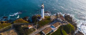 Dies ist der Leuchtturm in Pigeon Point in Kalifornien.  Die extremen Windverhältnisse in Pigeon Point dienten Google als Teststation für die fliegenden Makani  Windkraftanlagen. (#1)