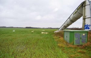 Von der Polizei Nienburg dokumentiert: Das bei hohen Windstärken umgeknickte und 70 Meter hohe Windrad in der Gemeinde Volksdorf. ( Foto: Polizei Nienburg)