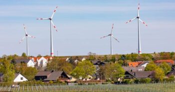 Wind-an-Land-Gesetz: Bundesregierung will Strom aus erneuerbaren Energien bis 2030 verdoppeln (Foto: AdobeStock - reisezielinfo)