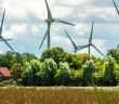 Windenergie: Ein wichtiger Beitrag zum Klimaschutz und zur (Foto: AdobeStock 373904841  JEFs-FotoGalerie)