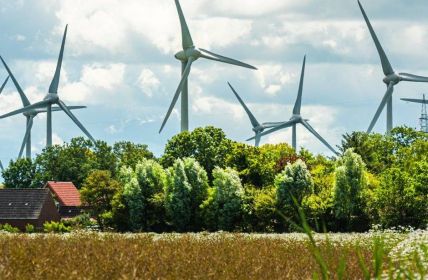 Windenergie: Ein wichtiger Beitrag zum Klimaschutz und zur (Foto: AdobeStock 373904841  JEFs-FotoGalerie)